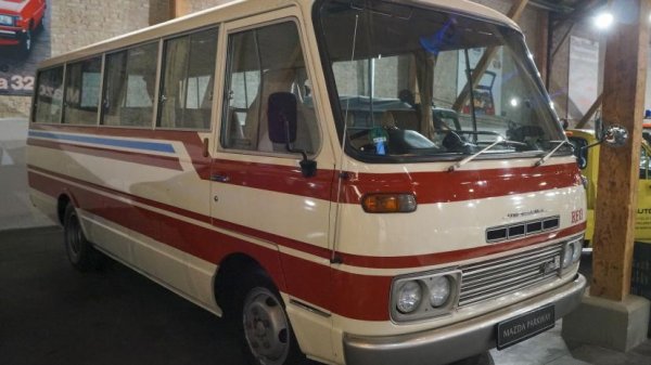 Макар да бил изключително непопулярен, задвижваният с роторен двигател Parkway 26 като цял не бил лош за управление и се държал добре на пътя. И със сигурност е най-рядката от редките машини, оборудвани с ванкелов мотор.

От Mazda са изложили един от оцелелите такива бусове в музея си в Аугсбуг, Германия това лято. Ако имате път натам – отбийте се и го разгледайте…